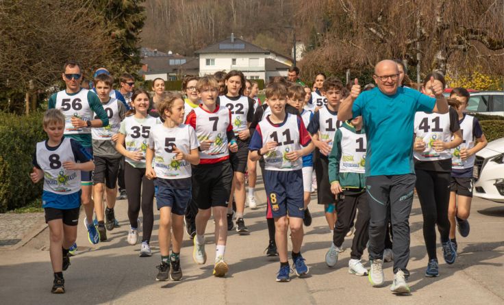 Der Benefizlauf brachte 612 Euro für die Schulbibliothek ein. (Foto: Musikmittelschule Saxen)
