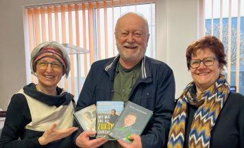 Rudi Anschobers Bestseller für die Perger Stadtbücherei gespendet