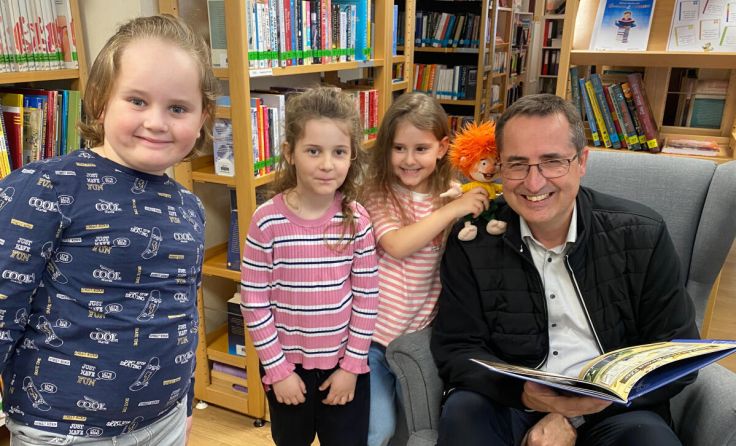 Auch Bürgermeister Max Oberleitner lies den Kindern vor. (Foto: Alexandra Pichlbauer)