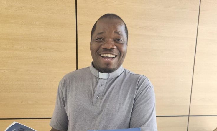 Pfarrer Leonard Chinedu Ozougwu mit dem Buch „Chinedu – Geführt von oben“. (Foto: privat)