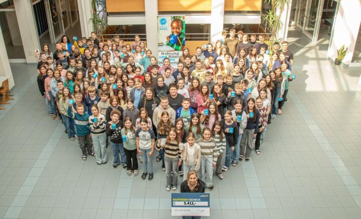 Die Schüler übergaben eine Spendensumme von 5.412 Euro. (Foto: MMS Saxen)