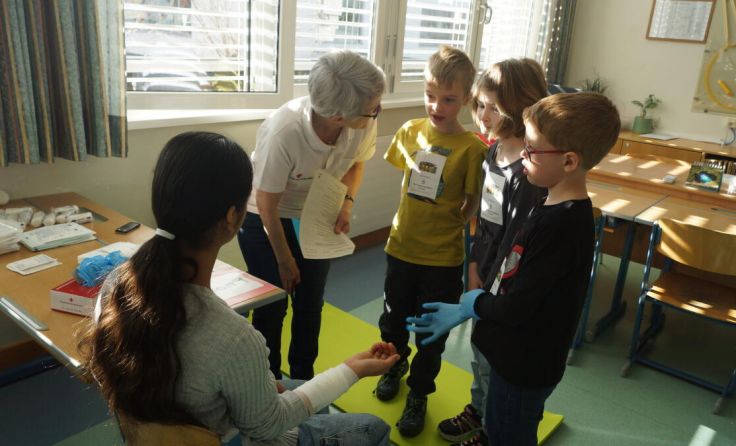 Erste Hilfe gefragt: Schüler zeigten ihr Können. (Foto: Rotes Kreuz)