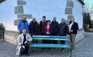 Für ein gewaltfreies Miteinander – Zwei neue StoP-Parkbänke in Arbing