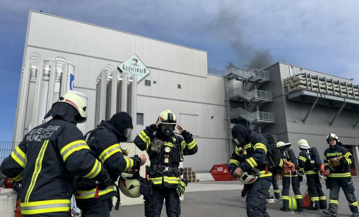Großübung mit Alarmstufe drei bei der Firma Greisinger in Münzbach. (Foto: FF Münzbach)