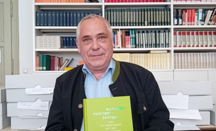 Karl Hohensinner mit seinem Atlas der Familiennamen auf -inger. (Foto: Adalbert-Stifter-Haus)