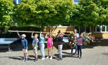 Schwertberger Hort feierte fröhliches Maibaumfest