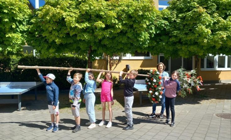 Der Schwertberger Hort zelebrierte die Maibaumtradition. (Foto: Astrid Breiteneder-Pepöck)