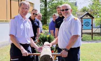 Feuerwehrabschnitt Perg pflegt Maibaum-Brauchtum im Seniorium Perg