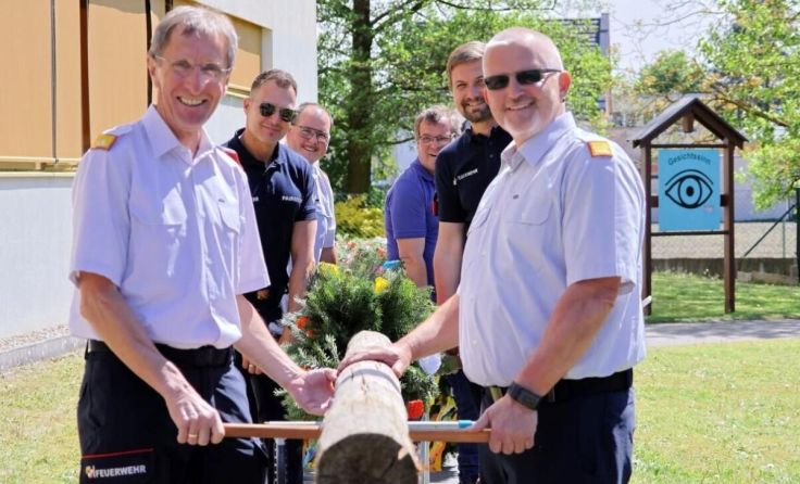 Mit vereinten Kräften wurde der Maibaum beim Seniorium Perg aufgestellt. (Foto: AFK Perg)