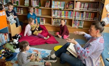 Wenn Kuscheltiere in der Bibliothek Mauthausen übernachten