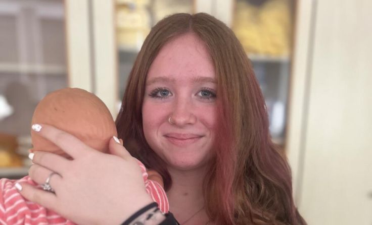 Schülerin Vanessa Ebenhofer übte den richtigen Umgang mit Babys. (Foto: Gisela Kreimer)
