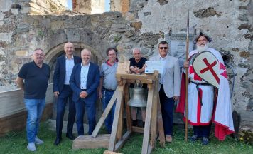 Neuer Glockenstuhl und Besucherraum bringen frischen Wind auf die Burgruine Spilberg