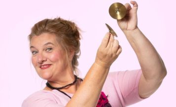 Margarete Rose weckt Dornröschen aus dem Schlaf im Stadttheater Grein