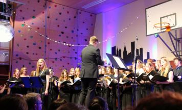 Knapp 450 Besucher beim Konzert des Jugendchors Naarn