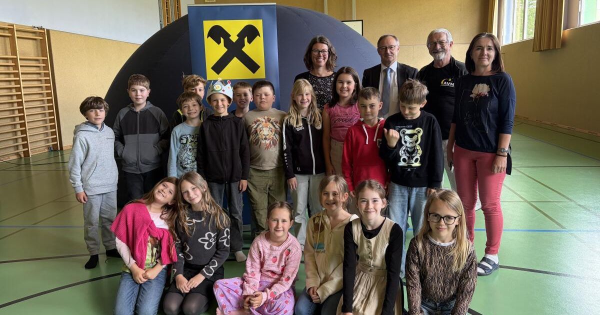 Mobiles Planetarium machte an der Volksschule Katsdorf halt