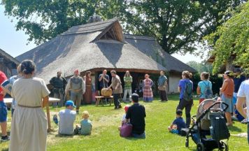 Living-History-Wochenende im Keltendorf Mitterkirchen