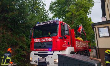 30-Meter-Baum drohte in Schwertberg auf Haus zu fallen
