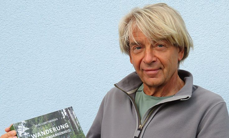 Rudi Lumetsberger mit seinem neuen Buch "Wanderung in die Vergangenheit". (Foto: Rudi Lumetsberger)
