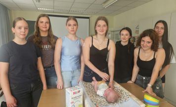 Schülerinnen der BBS Baumgartenberg sind fit für die Babybetreuung