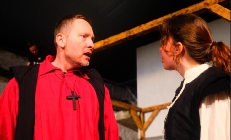 Das Stück "Der Glöckner" sorgt für Theatergenuss in Schwertberg. (Foto: Paul Spitaler)
