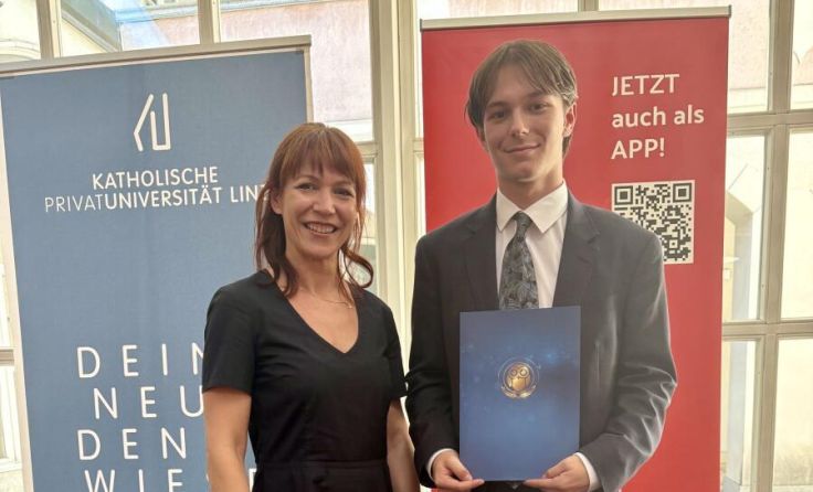 Raphael Gruber mit seiner Lehrerin Nadja Weilig. (Foto: KUL)