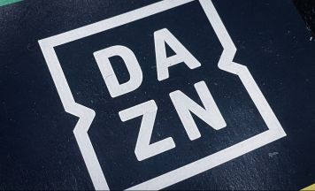 Einfach gegangen: DAZN-Moderator verlässt Studio während Live-Übertragung eines Fußballspiels