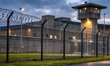 Der Soham Kindermörder ist tot: Mithäftling wegen Mordes angeklagt