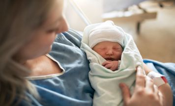 Vater muss Entbindung seiner Frau im Krankenhaus selbst übernehmen