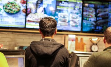 McDonald's Mitarbeiter greift Kunden mit Messer an