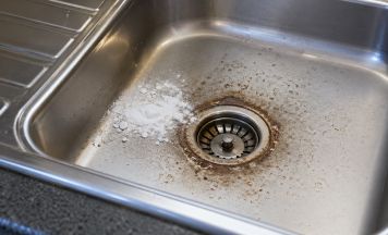 Braune Ablagerungen im Abfluss: Dieses Hausmittel hilft