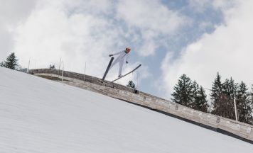 Horrorverletzung: Skispringerin mit Saisonaus