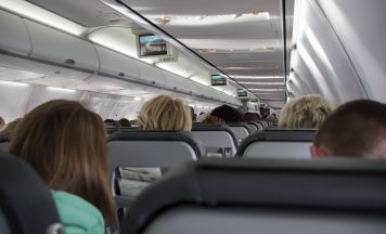 Betrunkener Passagier randaliert im Flugzeug