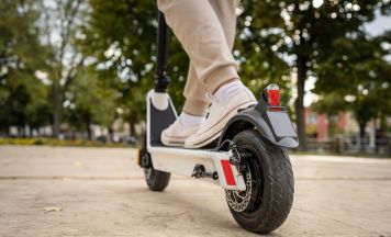 Tragödie: 14-Jähriger stirbt nach Unfall mit E-Scooter