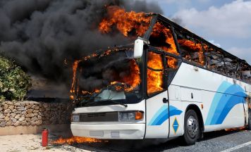 Reisebus beginnt während der Fahrt zu brennen