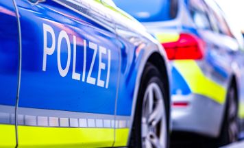 Tragödie: Familie bei Unfall mit Polizeiauto schwer verletzt