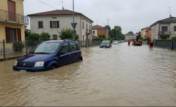 Autofahrer sitzen im Auto fest: Schwere Unwetter in Italien
