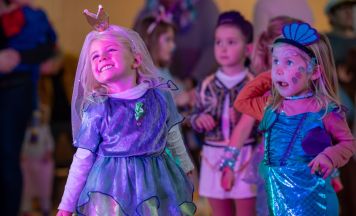 Einhornbesuch bei der Familienfaschingsdisco in Feldkirchen