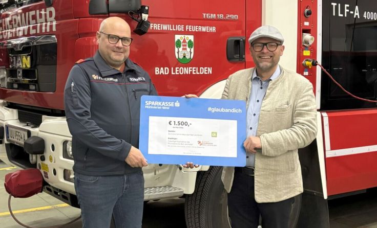 Scheckübergabe mit Thomas Schwarz und Thomas Kronsteiner (Bildrechte: Grüne Bad Leonfelden)