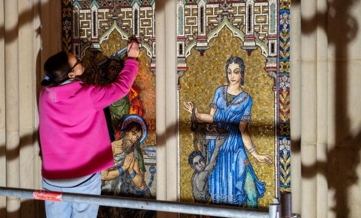 Susanne Beseler bei Restaurierarbeiten am Mosaik (Foto: Diözese Linz / Johannes Kienberger)