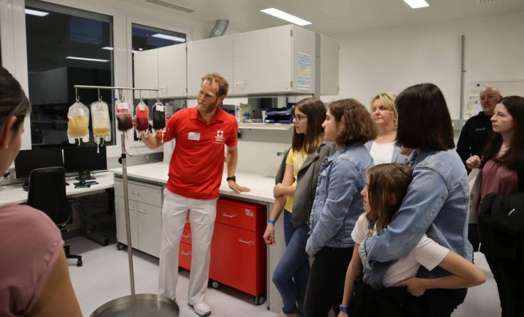 Besucher erhalten spannende Einblicke in der Blutzentrale Linz. (Foto: OÖRK / Blutzentrale)