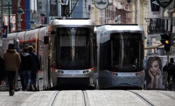 Maibaumtransport sorgt für Schienenersatzverkehr in Linz