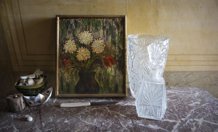Zurückgelassenes Stilleben in einer Villa auf Parakopi (Foto: Mona Lorenz)
