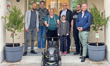 BBOÖ Breitband unterstützt Lebenswelt Pinsdorf mit Spende für neuen Rasenmäher