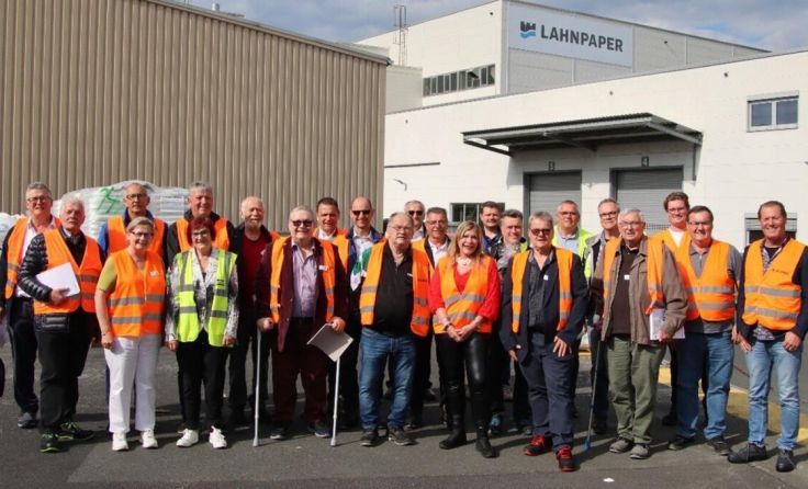 Die Besuchergruppe nach der Betriebsbesichtigung. (Foto: Helmut Adlboller)