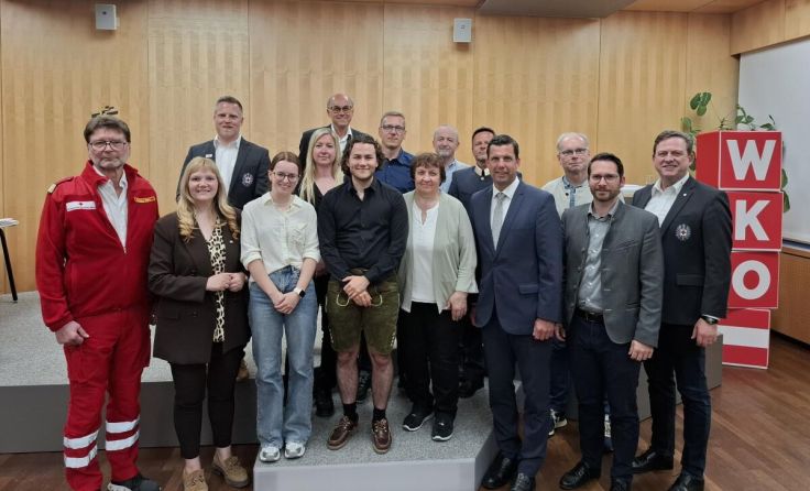 Der neu gewählte Ausschuss mit allen Ehrengästen (Foto: Rotes Kreuz Gmunden)