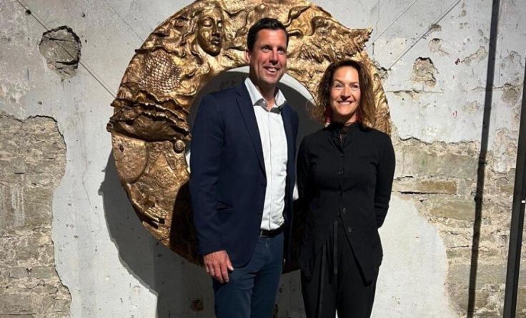 Bürgermeister Stefan Krapf (ÖVP) und Bildhauerin Christine Perseis (Foto: Gerhard Gafko)