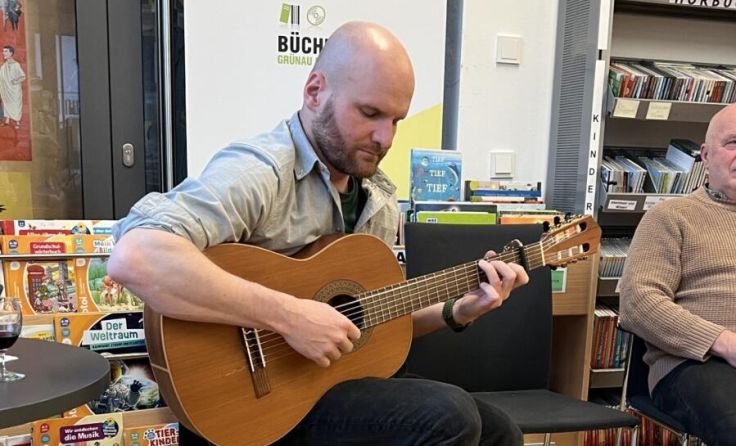 Der Lyrikabend wird musikalisch begleitet. (Foto: Bücherei Grünau)