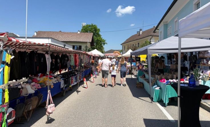 Hunderte Besucher stöberten durch die Stände am Kirtag. (Foto: Peter Sommer Fotopress)