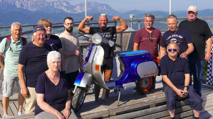Mit der Vespa auf der Schulter auf den Grünberg-Turm