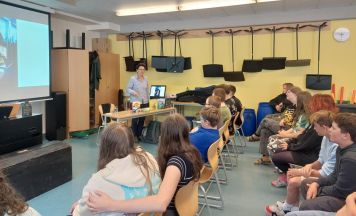 Autorin Irmgard Kramer zu Gast bei Schülern in Bad Goisern